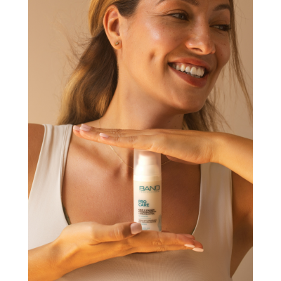 Creme mit Tranexamsäure und Azeloglycin für Kapillaren Creme mit Tranexamsäure und Azeloglycin für Kapillaren