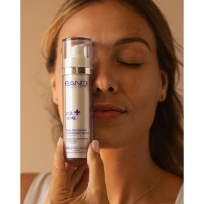 Crema notte rigenerante intensiva con retinoidi Crema notte rigenerante intensiva con retinoidi